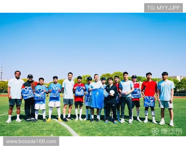 体育记者深入采访足球明星揭秘他们的训练生活与比赛心路历程