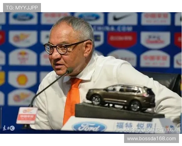 从贫困到辉煌足球明星家境的蜕变与对比分析