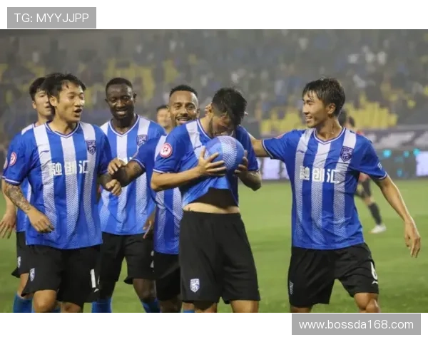 武汉羽毛球队团队协作引发热议球员间默契与配合的争议探讨